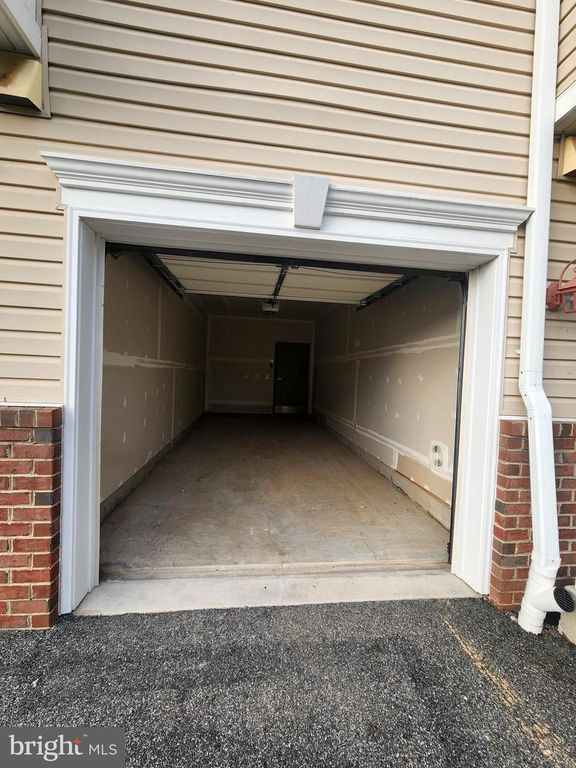 Image 31 of property listing at 8603 WINTERGREEN CT #303, Odenton, MD 21113