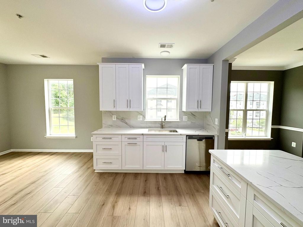 Image 7 of property listing at 8603 WINTERGREEN CT #303, Odenton, MD 21113