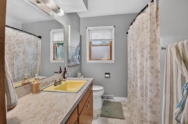 586 Oak STREET, Burlington, WI 53105