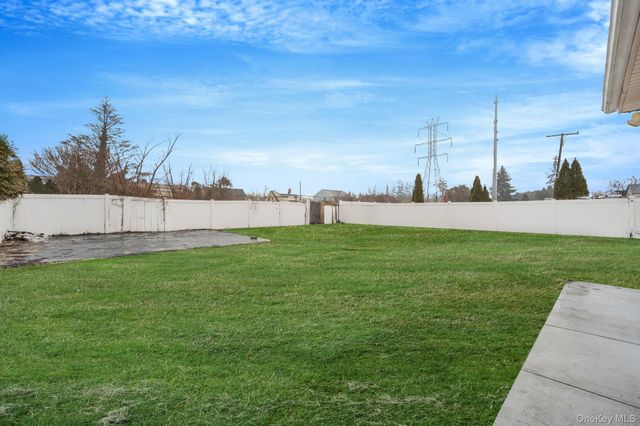 27 Mallard Road, Levittown, NY 11756