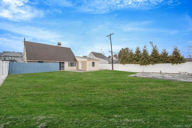 27 Mallard Road, Levittown, NY 11756