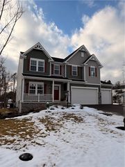 137 Victoria Dr, Moon/crescent Twp, PA 15108