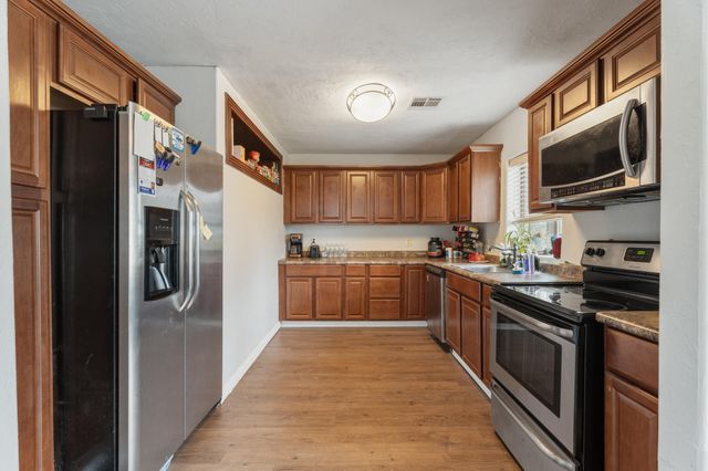 215 E 7th Street, Grove, OK 74344