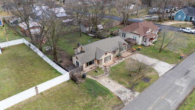 215 E 7th Street, Grove, OK 74344