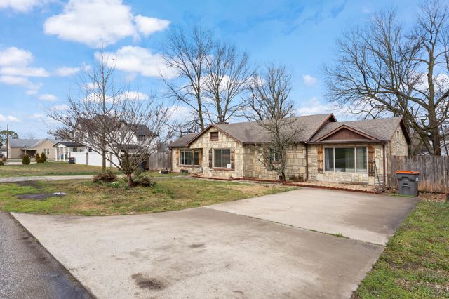 215 E 7th Street, Grove, OK 74344
