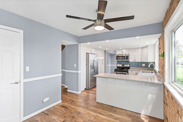745 Quincy Drive, Roselle, IL 60172