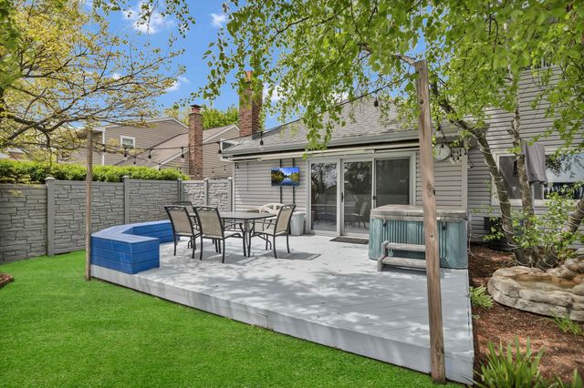 745 Quincy Drive, Roselle, IL 60172