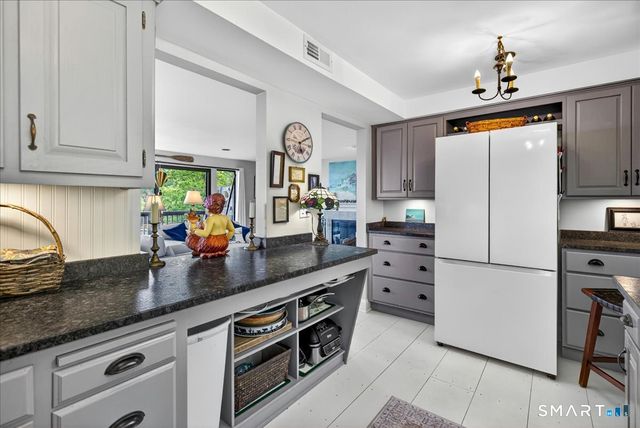 23 Harbour Village A, Branford, CT 06405