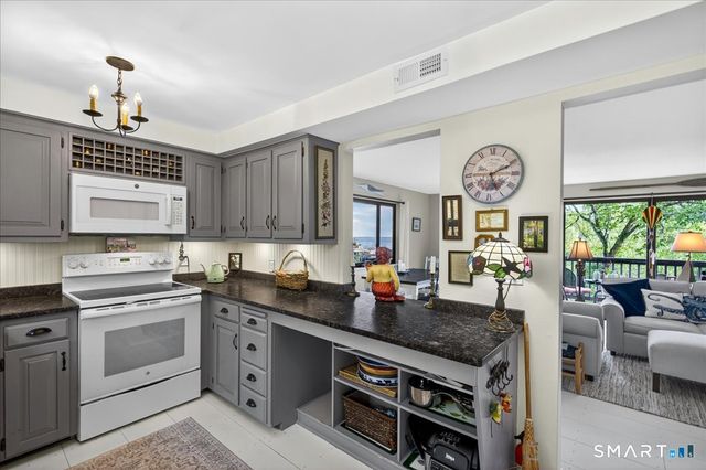 23 Harbour Village A, Branford, CT 06405