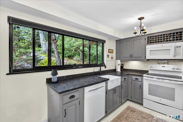 23 Harbour Village A, Branford, CT 06405