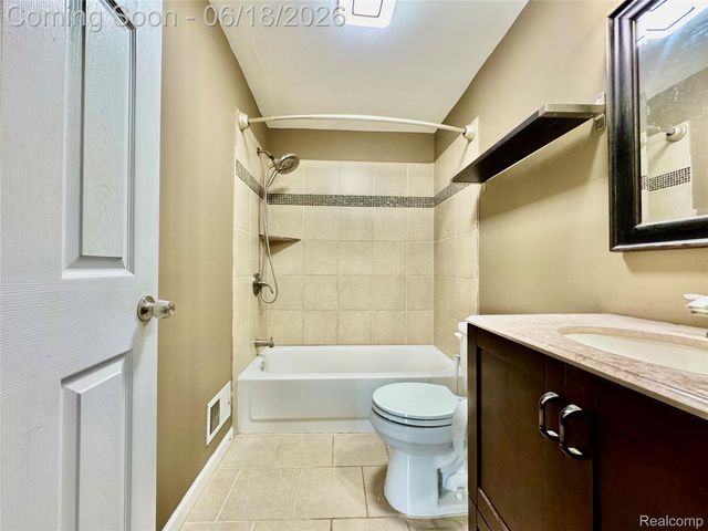 1114 Airport Road, Waterford Charter Township, MI 48327