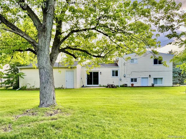 1114 Airport Road, Waterford Charter Township, MI 48327