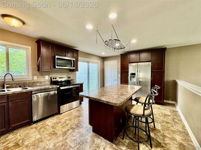 1114 Airport Road, Waterford Charter Township, MI 48327