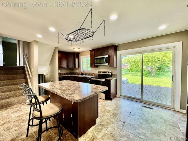 1114 Airport Road, Waterford Charter Township, MI 48327