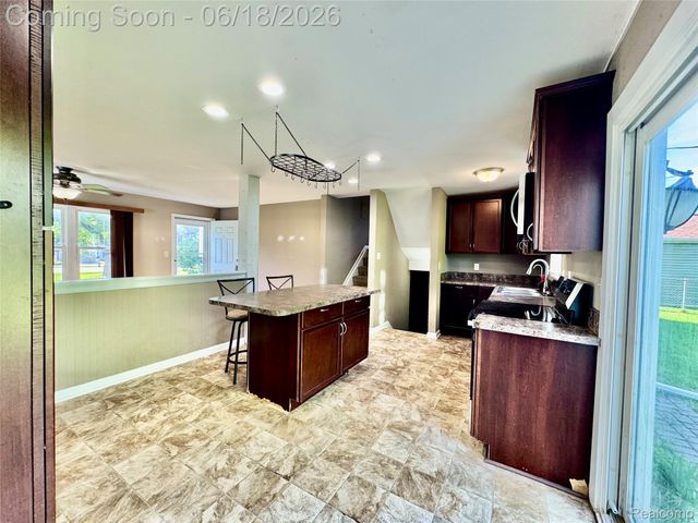 1114 Airport Road, Waterford Charter Township, MI 48327
