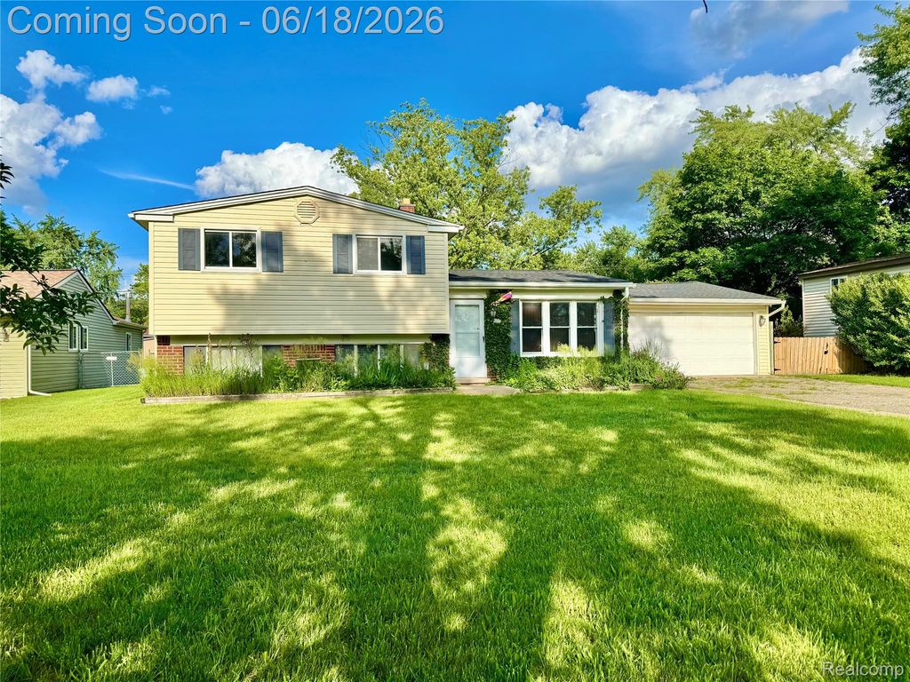 1114 Airport Road, Waterford Charter Township, MI 48327