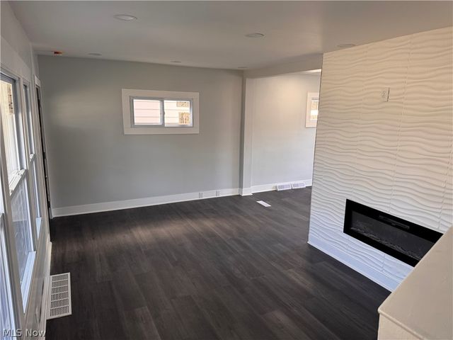13820 S Parkway Drive, Garfield Heights, OH 44105