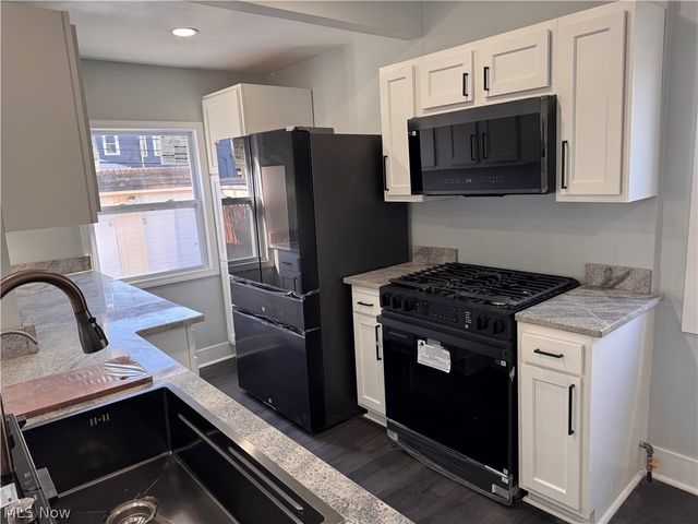 13820 S Parkway Drive, Garfield Heights, OH 44105