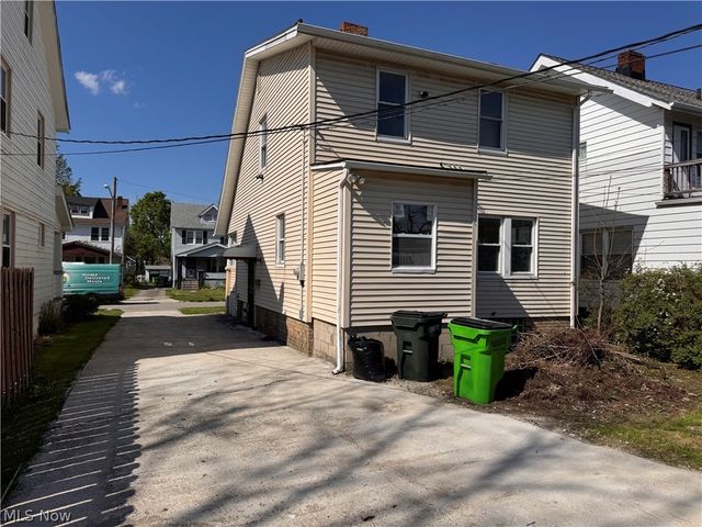 13820 S Parkway Drive, Garfield Heights, OH 44105