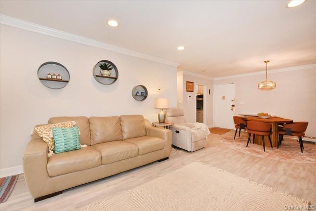 50 HILL PARK Avenue 1-L, Great Neck, NY 11021