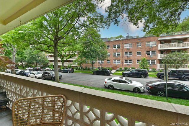 50 HILL PARK Avenue 1-L, Great Neck, NY 11021