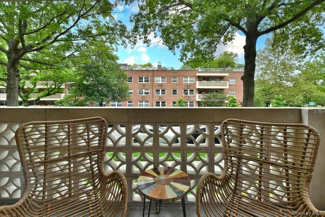 50 HILL PARK Avenue 1-L, Great Neck, NY 11021
