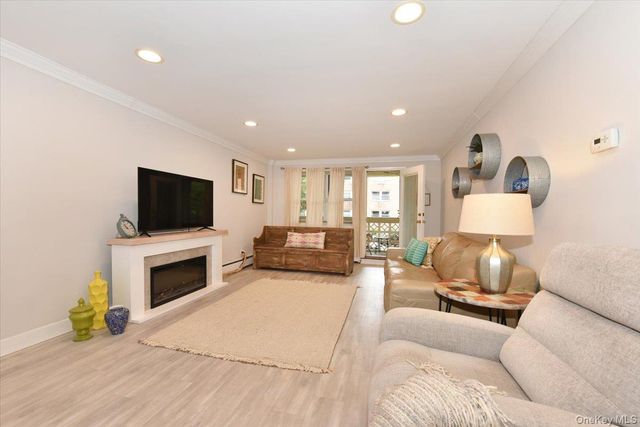 50 HILL PARK Avenue 1-L, Great Neck, NY 11021