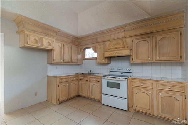 933 E 4th Street, Roma, TX 78584