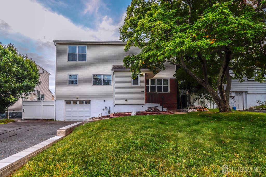 134 Atlantic Street, Menlo Park Terrace, NJ 08840