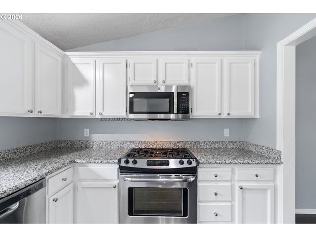 895 Sw 166TH Ave, Beaverton, OR 97006