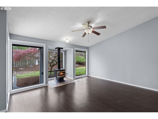 895 Sw 166TH Ave, Beaverton, OR 97006