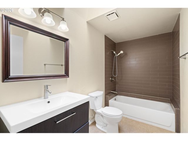 895 Sw 166TH Ave, Beaverton, OR 97006