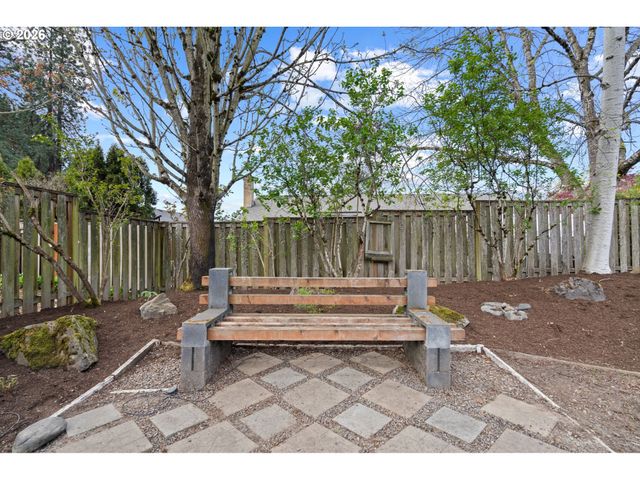 895 Sw 166TH Ave, Beaverton, OR 97006