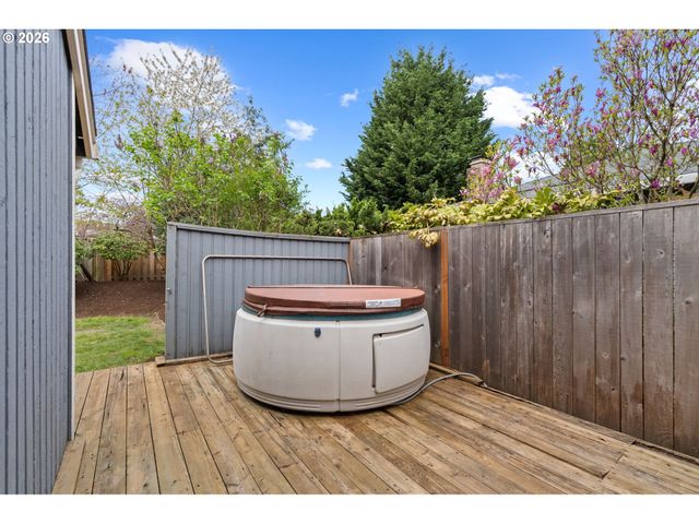 895 Sw 166TH Ave, Beaverton, OR 97006