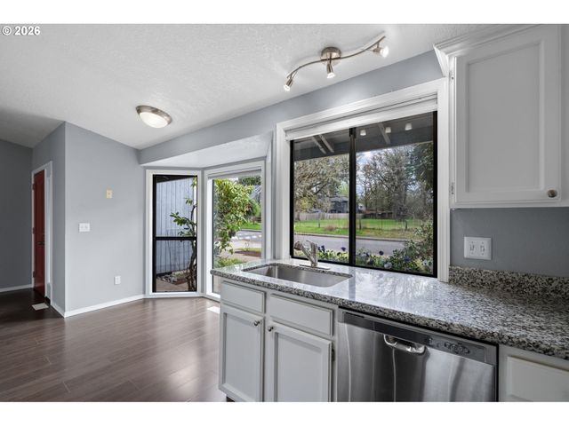 895 Sw 166TH Ave, Beaverton, OR 97006