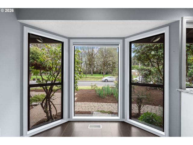 895 Sw 166TH Ave, Beaverton, OR 97006