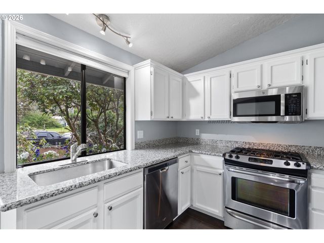 895 Sw 166TH Ave, Beaverton, OR 97006