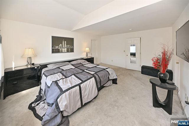 64 Lakeview Drive, Old Tappan, NJ 07675