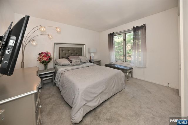 64 Lakeview Drive, Old Tappan, NJ 07675