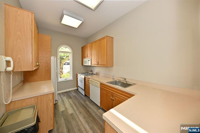 64 Lakeview Drive, Old Tappan, NJ 07675