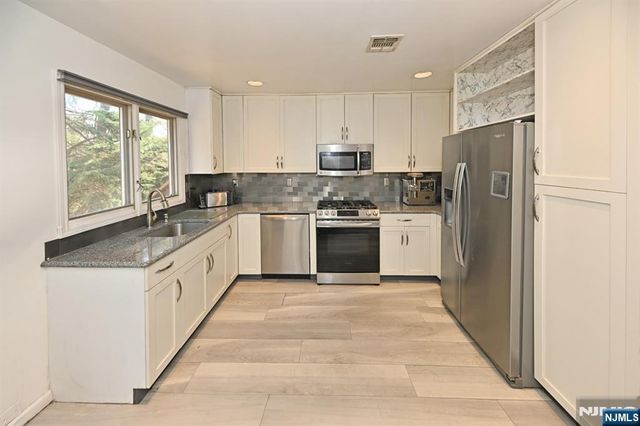 64 Lakeview Drive, Old Tappan, NJ 07675