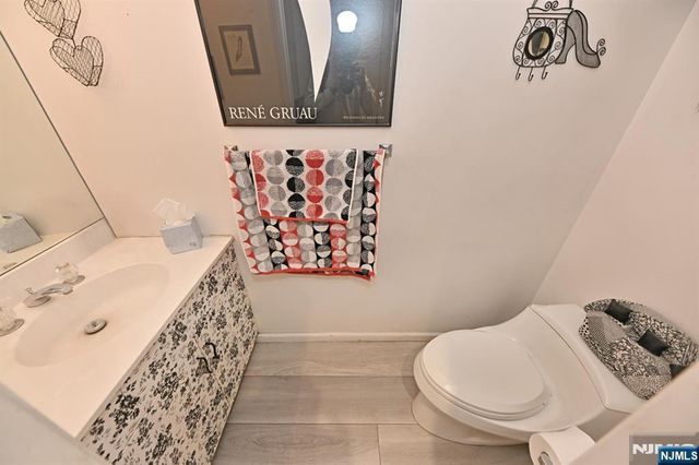 64 Lakeview Drive, Old Tappan, NJ 07675