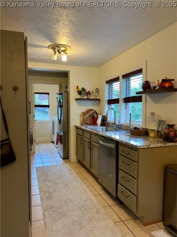 1018 Highland Drive, St Albans, WV 25177