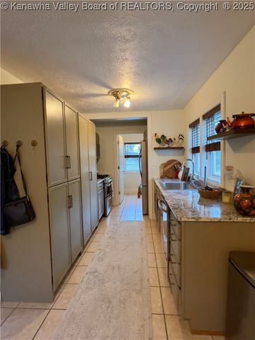 1018 Highland Drive, St Albans, WV 25177