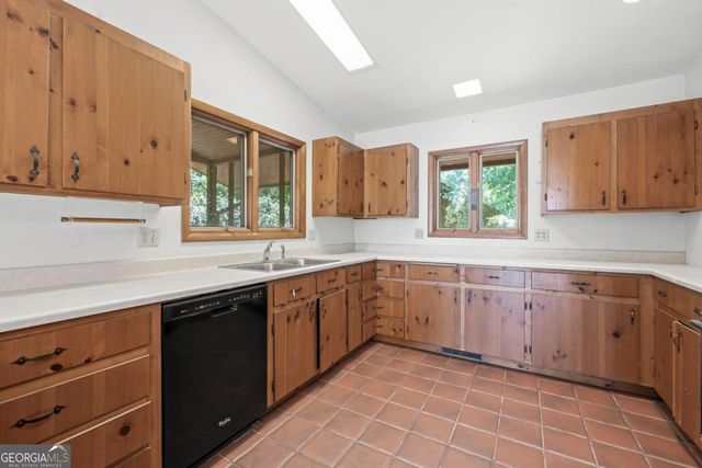 1041 Chieftian Way, White Plains, GA 30678