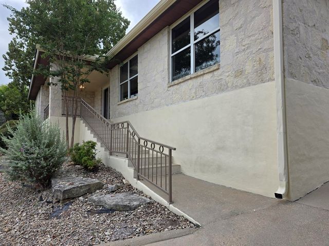 1303 Malibu Dr, Kerrville, TX 78028