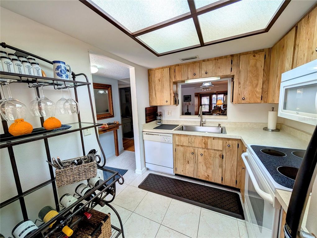 Image 4 of property listing at 2808 60TH AVENUE W 1702, Bradenton, FL 34207