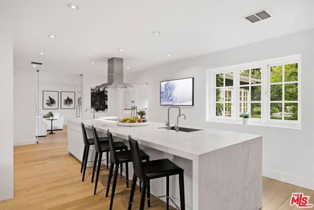 5020 Bilmoor Avenue, Los Angeles, CA 91356