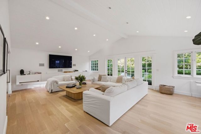 5020 Bilmoor Avenue, Los Angeles, CA 91356