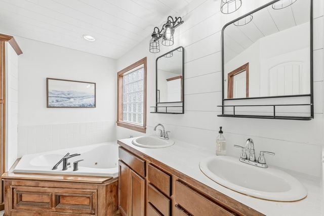 710 W Gatewood Ln, Andover, KS 67002
